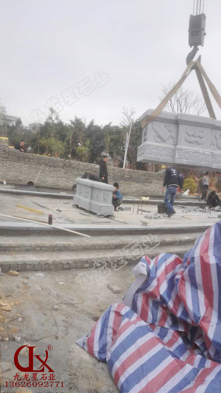 農村村門口牌坊 新農村牌坊的安裝過程