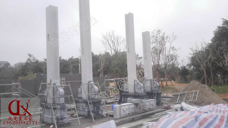 農村村門口牌坊 新農村牌坊的安裝過程