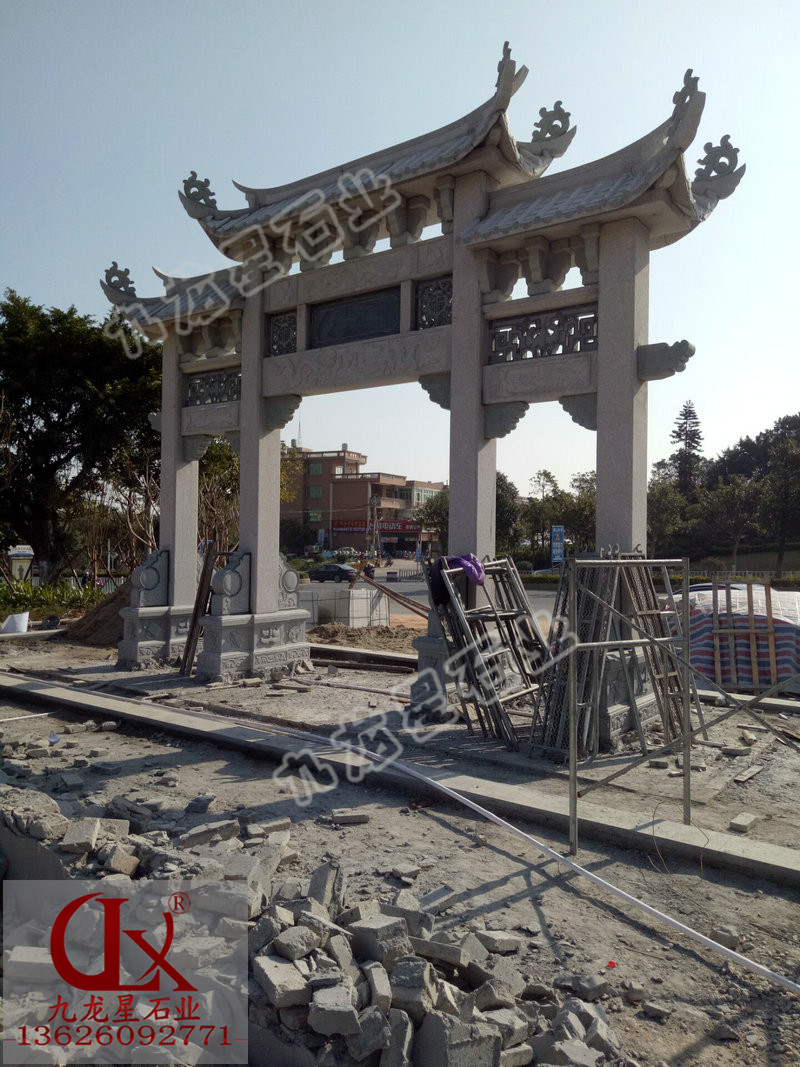 農村村門口牌坊 新農村牌坊的安裝過程